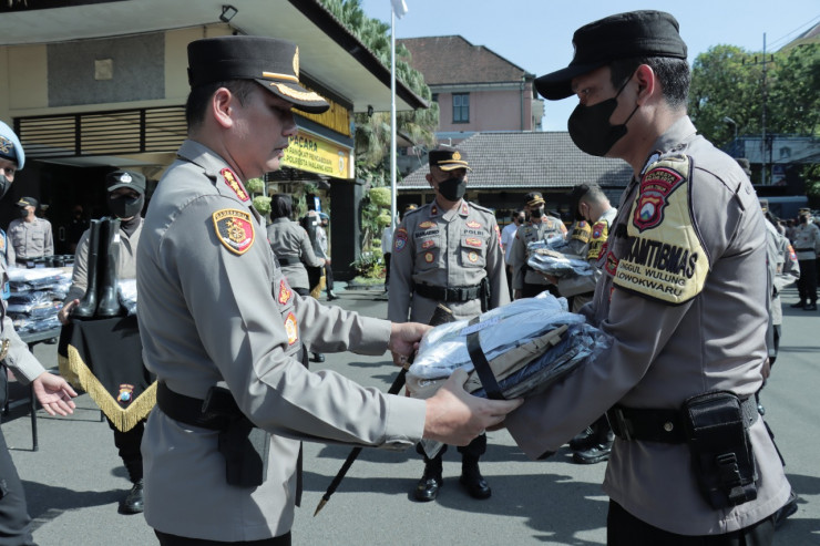 Tanggap Bencana, Polresta Malang Kota Distribusikan Peralatan Kepada Seluruh Bhabinkamtibmas