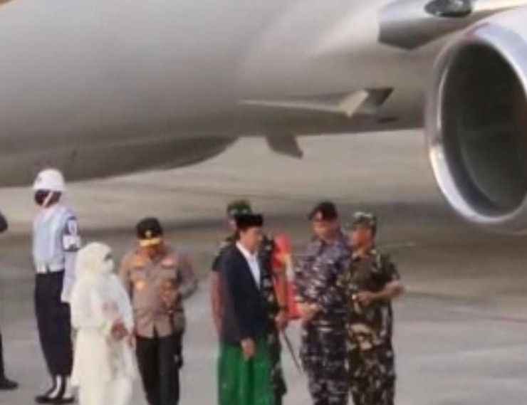 Kapolda Jatim bersama Forkopimda Sambut Presiden Jokowi di Bandara Blimbingsari